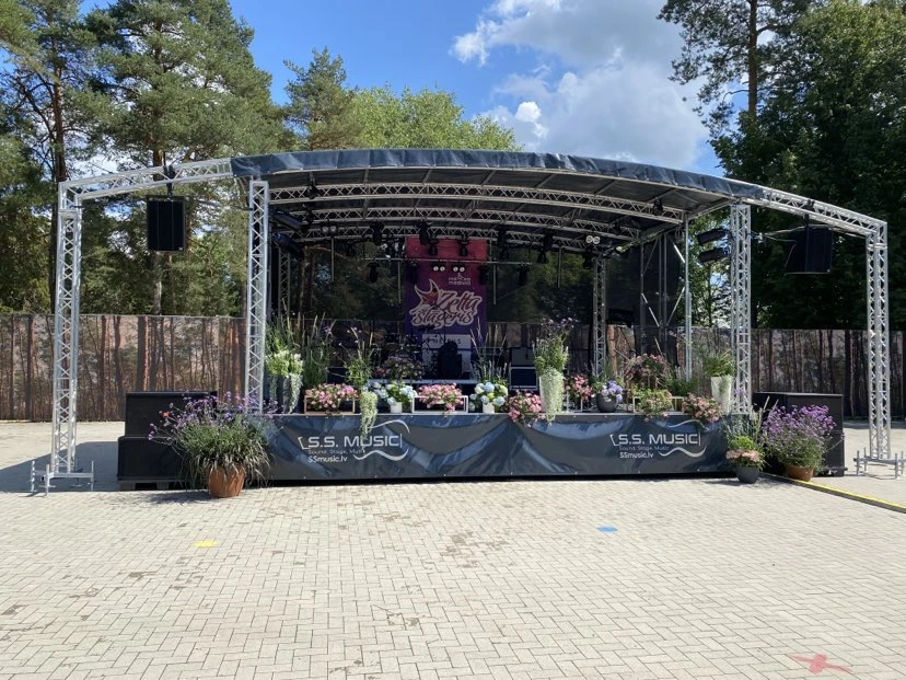 Mobilā skatuve 8m x 6m, augstums 5,1m