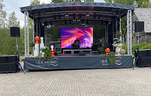 Mobilā skatuve 8m x 6m, augstums 5,1m