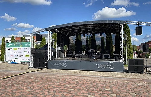 Mobilā skatuve 8m x 6m, augstums 5,1m