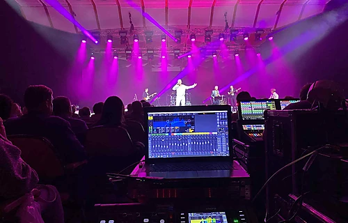 Dziedošo aktieru salidojums Dzintaru koncertzālē