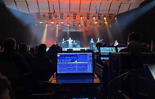 Dziedošo aktieru salidojums Dzintaru koncertzālē