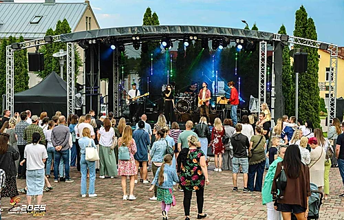 Mobilā skatuve 8m x 6m, augstums 5,1m