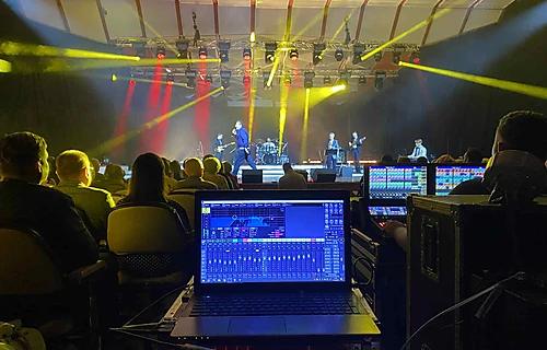 Dziedošo aktieru salidojums Dzintaru koncertzālē